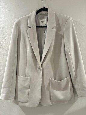 Abercrombie & Fitch womes relaxed career blazer cream sise small patch pockets